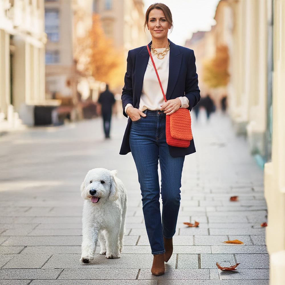 Häkeltasche Sunset Glow #131 als Crossbody Tasche im Alltag getragen
