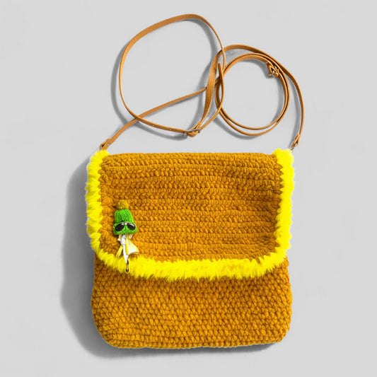 Handgefertigte Häkeltasche Yellow Vibes #139 gelbe Crossbody Tasche aus Samtgarn
