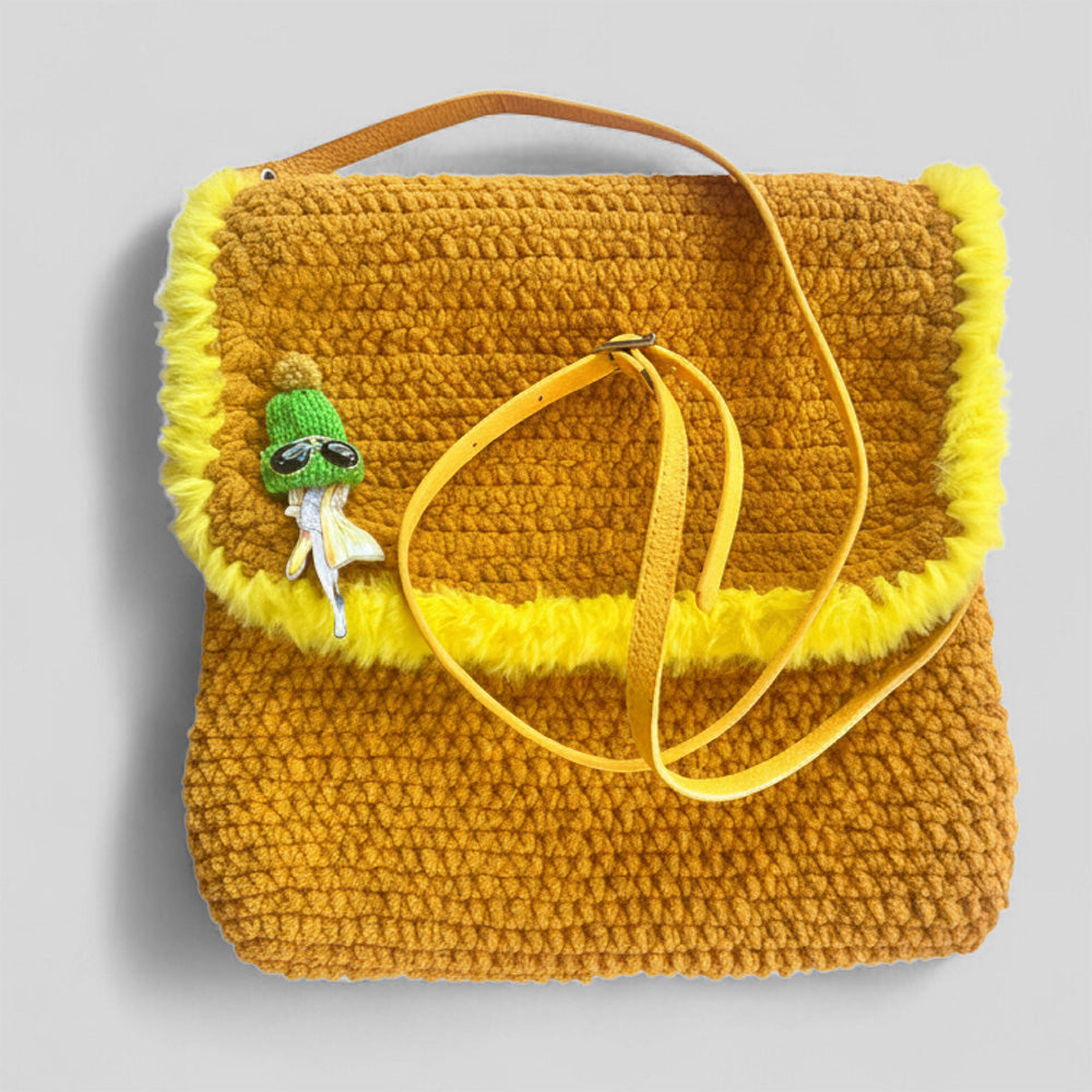 Häkeltasche Yellow Vibes #139 aus Samtgarn mit gelber Kunstfellkante
