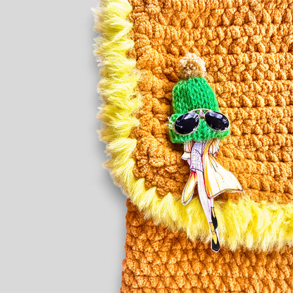Detail Häkeltasche Yellow Vibes #139 mit dekorativer Ansteckfigur
