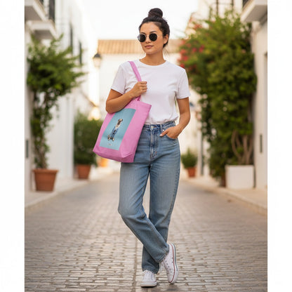 Große Shopping Bag Styled Dogs Mops in Pink – Frau trägt Canvas Tote Bag in südlicher Gasse, HOOKamSEE Kollektion Styled Dogs
