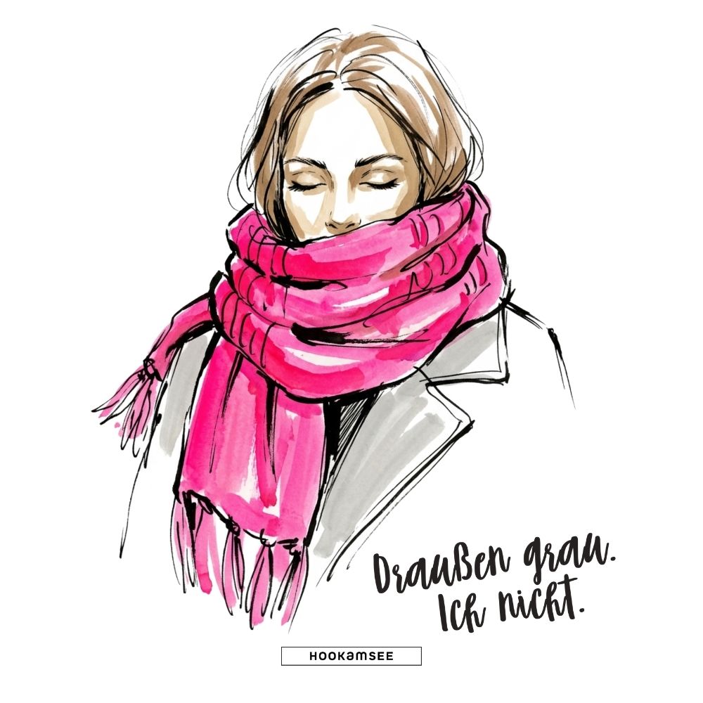 Aquarell-Illustration einer Frau mit geschlossenen Augen, die in einen großen pinken Fransenschal gehüllt ist, mit handgeschriebenem Schriftzug und HOOKamSEE-Label auf weißem Grund