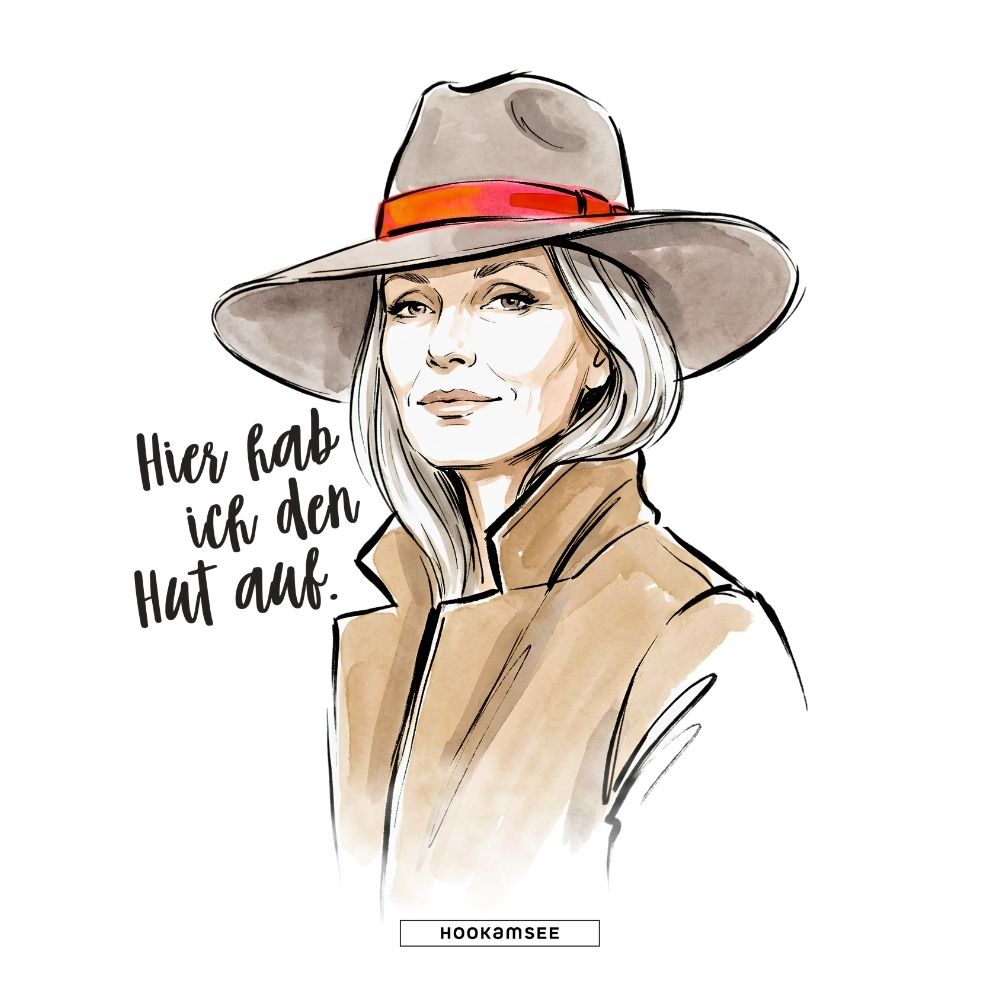 Hier hab ich den Hut auf. von HOOKamSEE: Illustration im Tusche-und-Aquarell-Stil mit einer Frau mit grauem Hut mit orangefarbenem Hutband, langen silbergrauen Haaren und beigem Mantel mit hochgestelltem Kragen
