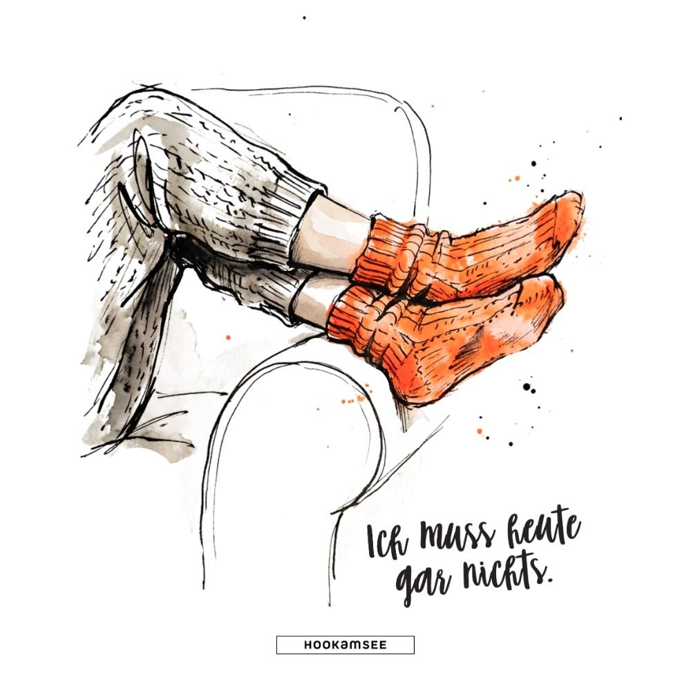 Motiv Ich muss heute gar nichts. von HOOKamSEE: Illustration im Tusche-und-Aquarell-Stil mit Beinen in orangen Wollsocken, lässig über eine Sessellehne gelegt