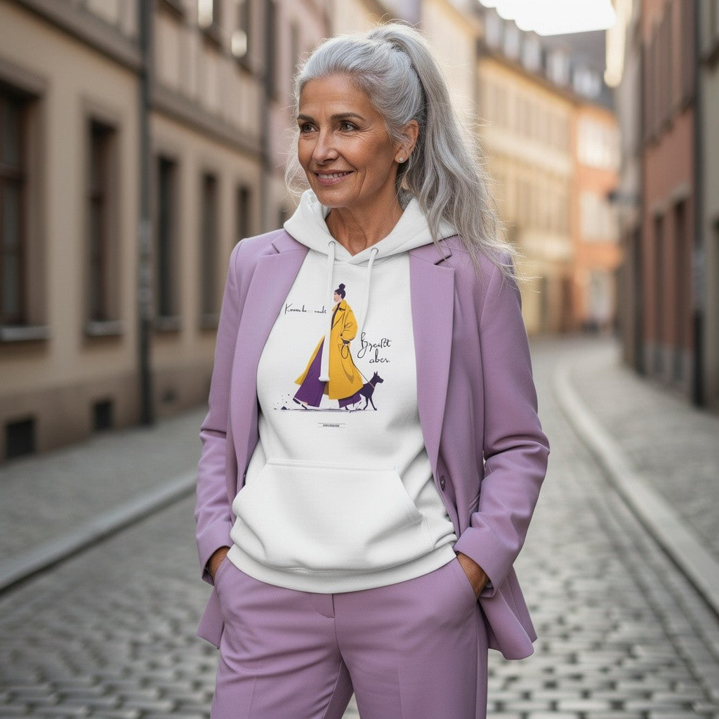 Frau trägt weißen HOOKamSEE Hoodie Karma bellt nicht Beißt aber in der Altstadtgasse