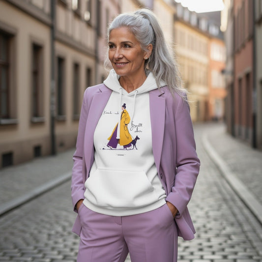 Frau trägt weißen HOOKamSEE Hoodie Karma bellt nicht Beißt aber in der Altstadtgasse