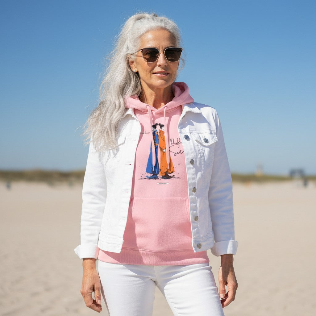 Frau trägt hellrosa HOOKamSEE Hoodie Karma kennt beide Seiten am Strand