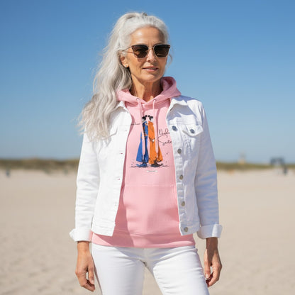 Frau trägt hellrosa HOOKamSEE Hoodie Karma kennt beide Seiten am Strand