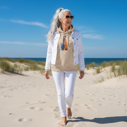Frau trägt sandfarbenen HOOKamSEE Hoodie Karma kennt beide Seiten am Strand