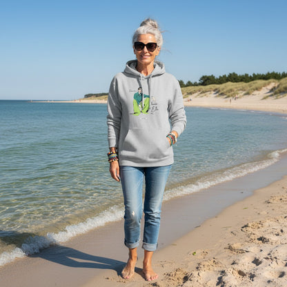 Frau trägt hellgrau melierten HOOKamSEE Hoodie Karma kennt keine Eile am Strand