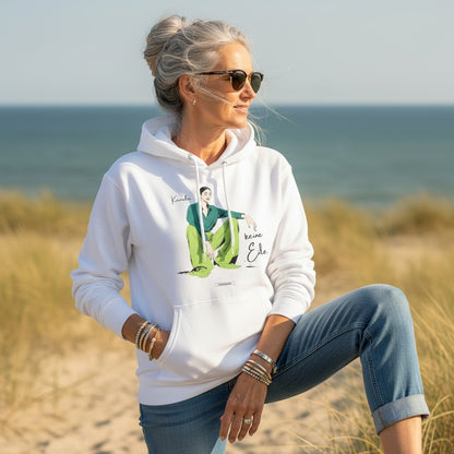 Frau trägt weißen HOOKamSEE Hoodie Karma kennt keine Eile am Meer