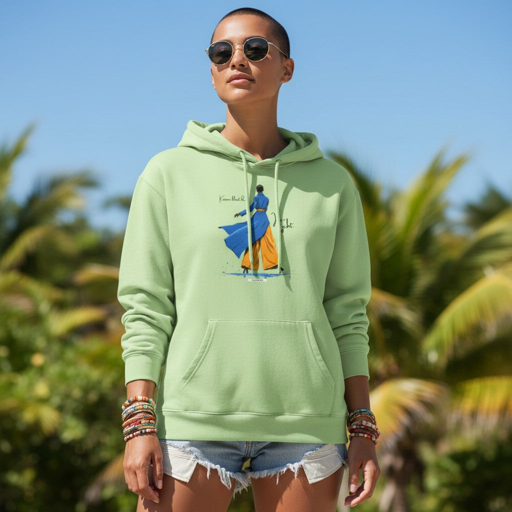 Frau trägt pistaziefarbenen HOOKamSEE Hoodie Karma klärt das Ich nicht am Strand