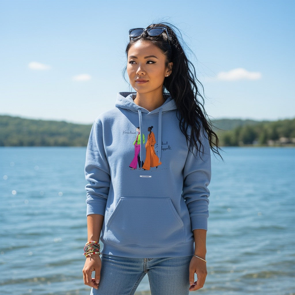 Frau trägt Carolina Blue HOOKamSEE Hoodie Karma kommt manchmal Doppelt am See
