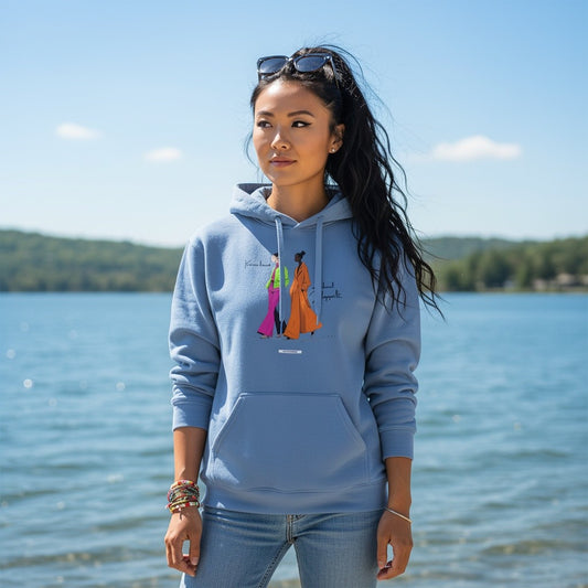 Frau trägt Carolina Blue HOOKamSEE Hoodie Karma kommt manchmal Doppelt am See
