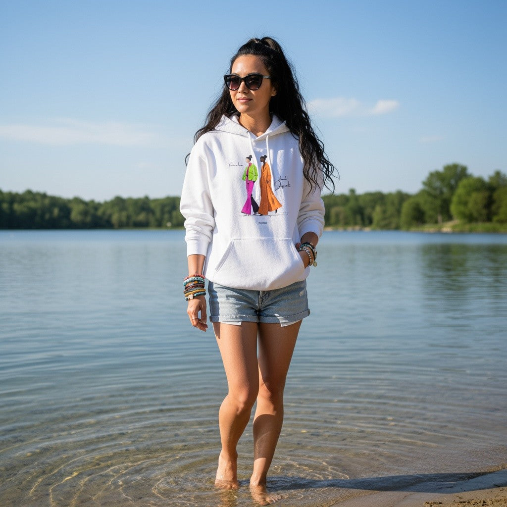 Frau trägt weißen HOOKamSEE Hoodie Karma kommt manchmal Doppelt im Wasser am See