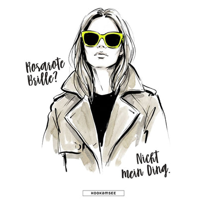 Tusche-Aquarell-Illustration einer Frau mit neongelber Sonnenbrille und beigem Trenchcoat, mit handgeschriebenem Schriftzug und HOOKamSEE-Label auf weißem Grund