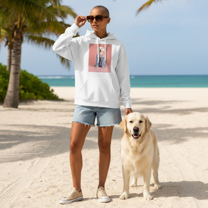 Kurzhaarige Frau mit echtem Creme Retriever am Karibikstrand trägt den HOOKamSEE Hoodie Styled Dogs Creme Retriever in Weiß