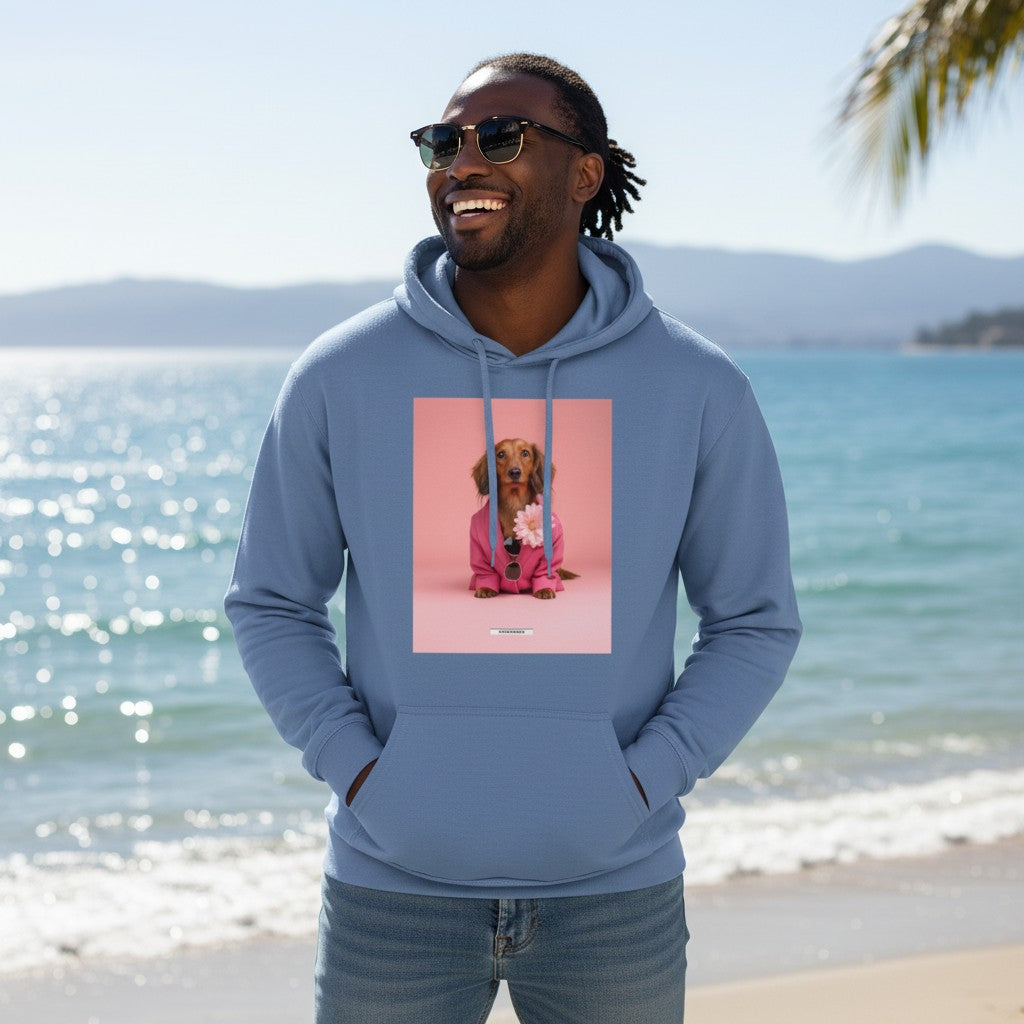 Lachender Mann mit Sonnenbrille trägt den HOOKamSEE Hoodie Styled Dogs Dackel in Carolina Blue am Strand