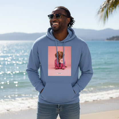Lachender Mann mit Sonnenbrille trägt den HOOKamSEE Hoodie Styled Dogs Dackel in Carolina Blue am Strand