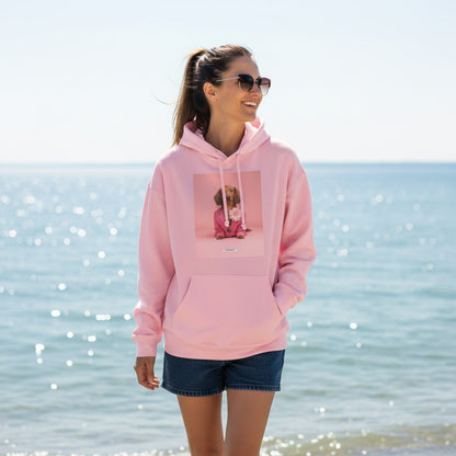 Lachende Frau mit Sonnenbrille trägt den HOOKamSEE Hoodie Styled Dogs Dackel in Hellrosa am Meer