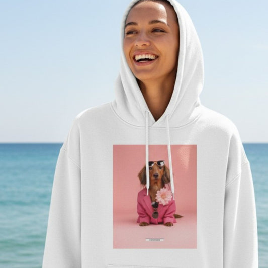 Lachende Frau trägt den HOOKamSEE Hoodie Styled Dogs Dackel in Weiß mit Kapuze am Meer