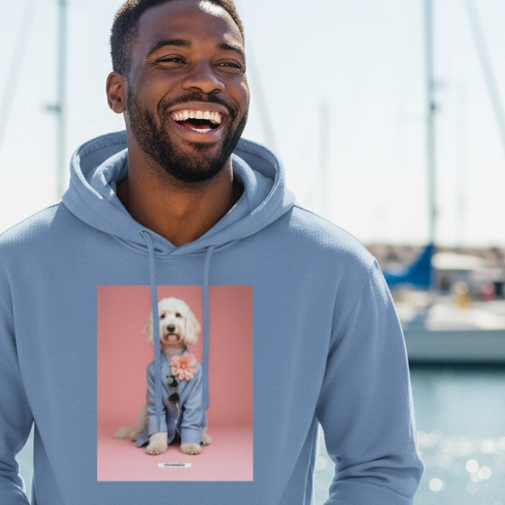 Lachender Mann trägt den HOOKamSEE Hoodie Styled Dogs Goldendoodle in Carolina Blue am Hafen