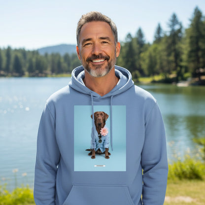 Lachender Mann trägt den HOOKamSEE Hoodie Styled Dogs Labrador in Carolina Blue am See