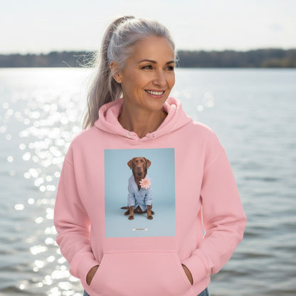 Lächelnde Frau trägt den HOOKamSEE Hoodie Styled Dogs Labrador in Hellrosa am Wasser