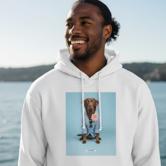Lachender Mann trägt den HOOKamSEE Hoodie Styled Dogs Labrador in Weiß am Wasser