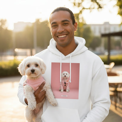 Lachender Mann hält echten Maltipoo und trägt den HOOKamSEE Hoodie Styled Dogs Maltipoo in Weiß im Park