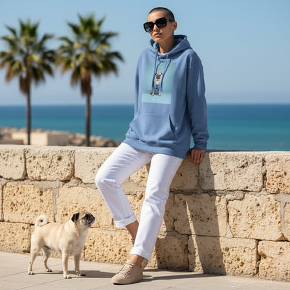 Frau mit kurzem Haar und Mops lehnt an Mauer trägt den HOOKamSEE Hoodie Styled Dogs Mops in Carolina Blue am Meer