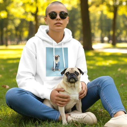 Frau sitzt mit Mops im Schoß im Park und trägt den HOOKamSEE Hoodie Styled Dogs Mops in Weiß
