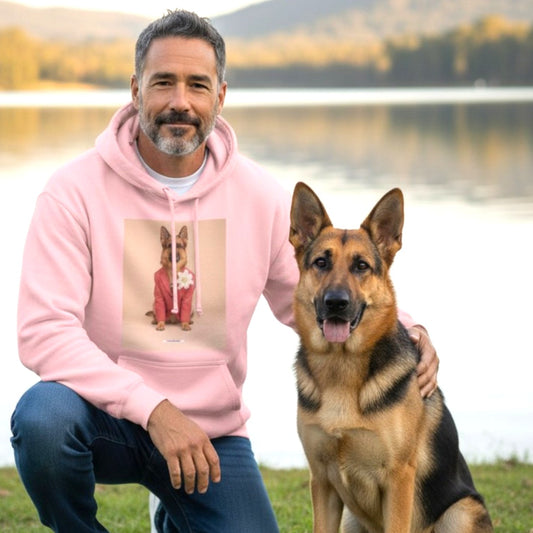 Mann mit echtem Schäferhund trägt den HOOKamSEE Hoodie Styled Dogs Schäferhund in Hellrosa am See