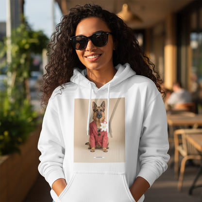 Lachende Frau mit Sonnenbrille trägt den HOOKamSEE Hoodie Styled Dogs Schäferhund in Weiß im Café