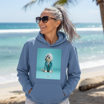 Lachende Frau mit Sonnenbrille trägt den HOOKamSEE Hoodie Styled Dogs Tibet-Terrier in Carolina Blue am Strand