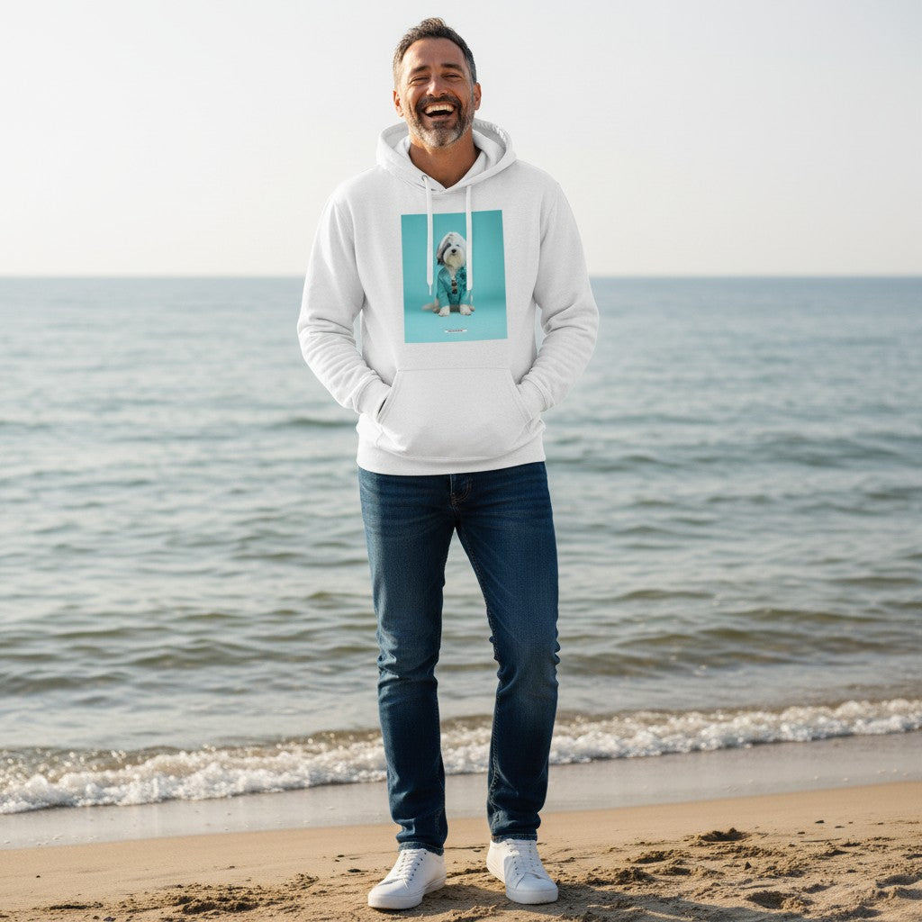 Lachender Mann trägt den HOOKamSEE Hoodie Styled Dogs Tibet-Terrier in Weiß am Strand