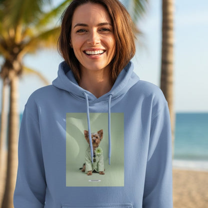 Lachende Frau trägt den HOOKamSEE Hoodie Styled Dogs Yorkshire Terrier in Carolina Blue am Strand