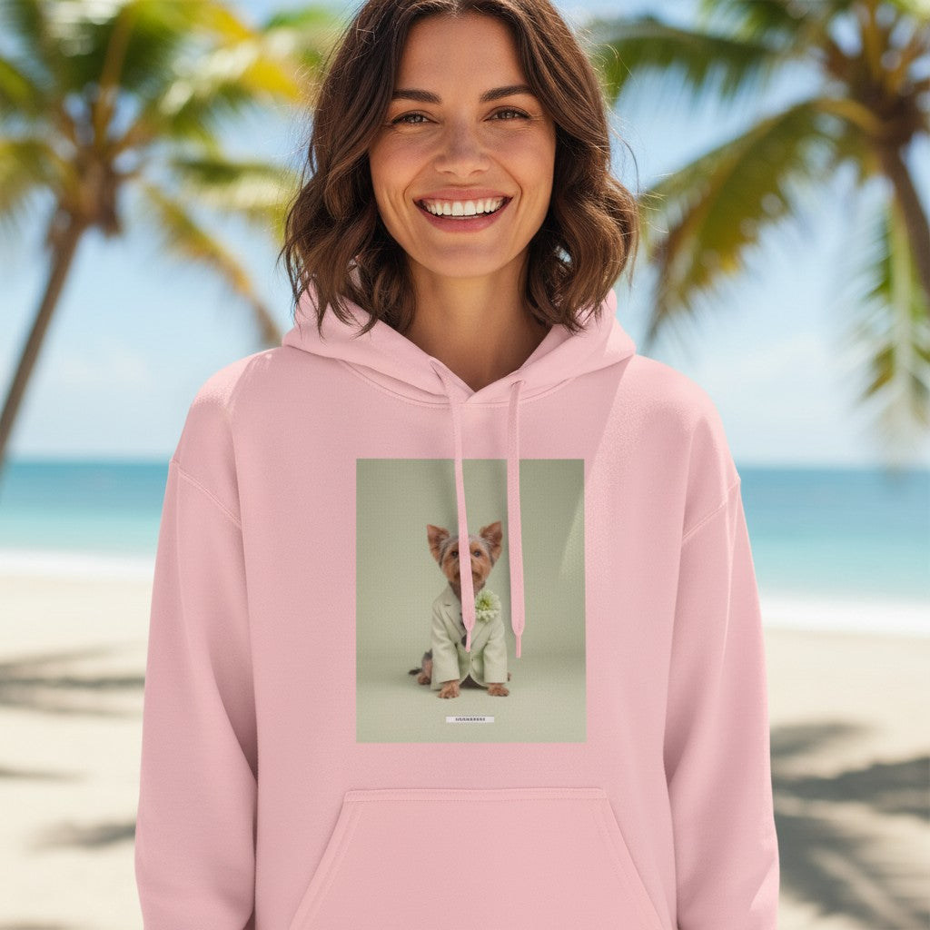 Lachende Frau trägt den HOOKamSEE Hoodie Styled Dogs Yorkshire Terrier in Hellrosa am Strand