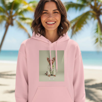 Lachende Frau trägt den HOOKamSEE Hoodie Styled Dogs Yorkshire Terrier in Hellrosa am Strand