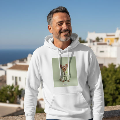Lachender Mann trägt den HOOKamSEE Hoodie Styled Dogs Yorkshire Terrier in Weiß vor mediterraner Kulisse