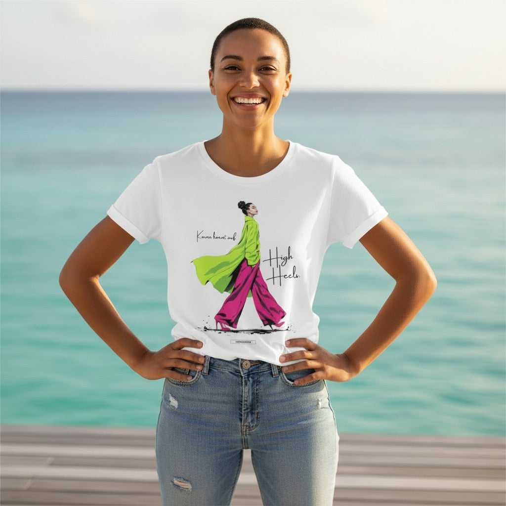 Frau trägt weißes Premium T-Shirt Karma kommt auf High Heels von HOOKamSEE vor türkisblauem Meer
