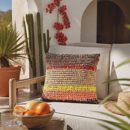 Kissen Amber Dune auf Terrassensofa mit Kaktus und Blüten