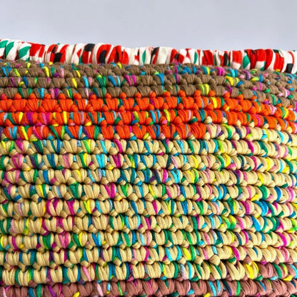 Detailansicht der Reihenstruktur des Coiled-Crochet-Kissens Amber Harvest mit Farbverlauf von Khaki über Orange zu Sandbeige.
