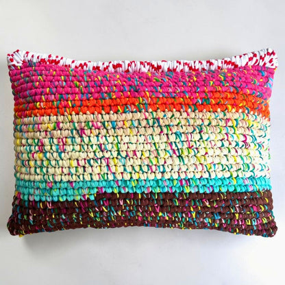 Kissen Confetti Horizon 55×40 cm, Coiled-Crochet-Unikat in Pink, Orange, Creme, Türkis und Schokobraun mit rot-weißer Kante, Frontalansicht