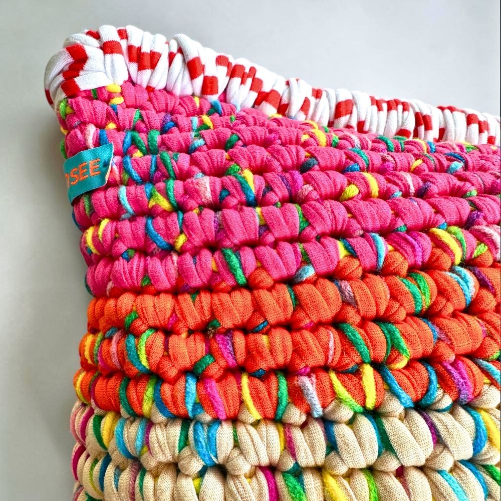 Detailansicht der Coiled-Crochet-Struktur mit Farbverlauf und HOOKamSEE-Markenlabel in Türkis