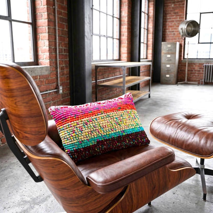Kissen Confetti Horizon auf braunem Ledersessel mit Ottoman in Loft mit Backsteinwänden