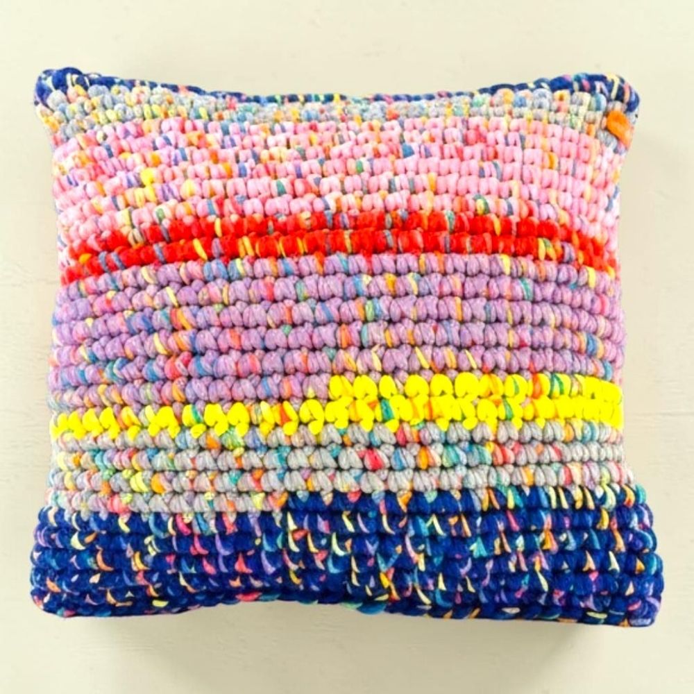 Kissen Confetti Bloom von HOOKamSEE, Coiled-Crochet-Unikat mit bunten Farbstreifen, Vorderansicht