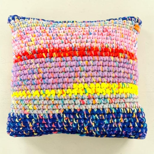 Kissen Confetti Bloom von HOOKamSEE, Coiled-Crochet-Unikat mit bunten Farbstreifen, Vorderansicht