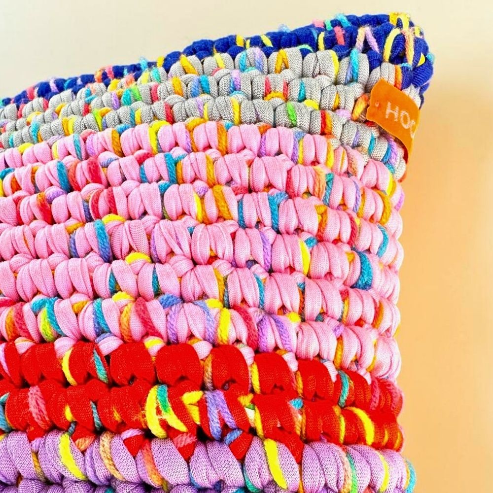 Nahaufnahme der Coiled-Crochet-Struktur des Kissens Confetti Bloom, Detailansicht der Textur