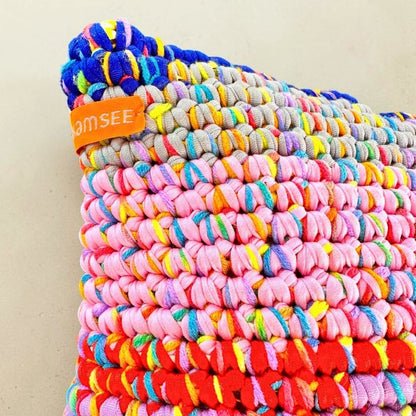 Ecke des Kissens Confetti Bloom mit HOOKamSEE Label, Coiled-Crochet-Technik im Detail